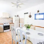 Three Art House, Floor Open Plan Studio, Open Plan Art With Front Yard In 公寓