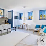 公寓 Three Art House, Floor Open Plan Studio, Open Plan Art With Front Yard In