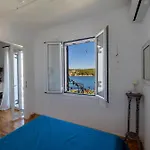 公寓 Three Art House, Floor Open Plan Studio, Open Plan Art With Front Yard In