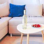 Apartment Three Art House, Floor Open Plan Studio, Open Plan Art With Front Yard In *