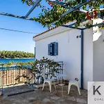 Three Art House, Floor Open Plan Studio, Open Plan Art With Front Yard In *