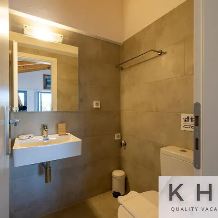 Apartmán Three Art House, Floor Open Plan Studio, Open Plan Art With Front Yard In Fiskardo