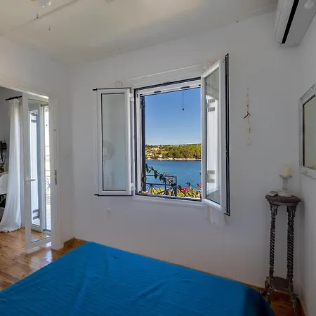 Apartmán Three Art House, Floor Open Plan Studio, Open Plan Art With Front Yard In