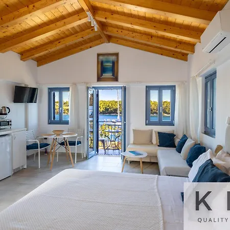 Appartement Three Art House, Floor Open Plan Studio, Open Plan Art With Front Yard In