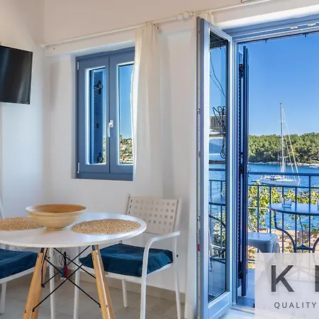 Three Art House, Floor Open Plan Studio, Open Plan Art With Front Yard In Appartement Fiskardo