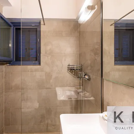 Three Art House, Floor Open Plan Studio, Open Plan Art With Front Yard In *