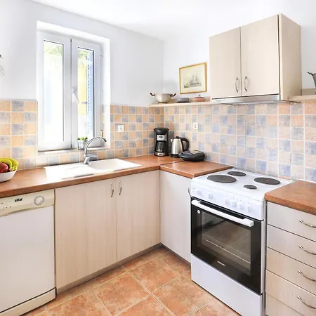 Three Art House, Floor Open Plan Studio, Open Plan Art With Front Yard In Appartement