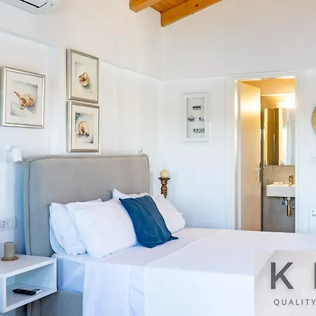 Three Art House, Floor Open Plan Studio, Open Plan Art With Front Yard In Appartement Fiskardo