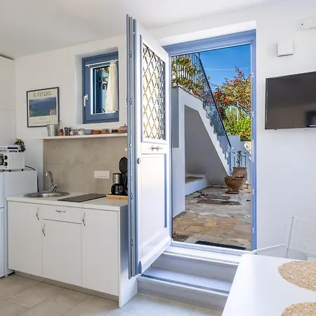 Appartement Three Art House, Floor Open Plan Studio, Open Plan Art With Front Yard In Fiskardo