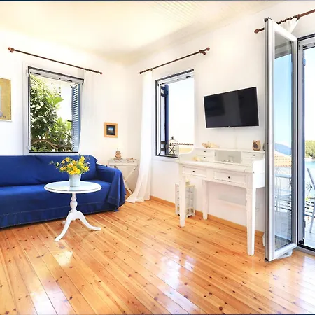 Three Art House, Floor Open Plan Studio, Open Plan Art With Front Yard In Appartement Fiskardo