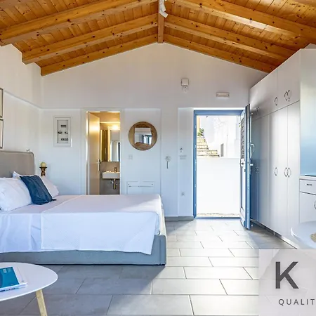 Three Art House, Floor Open Plan Studio, Open Plan Art With Front Yard In Appartement