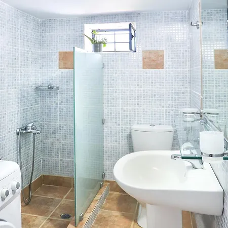 Three Art House, Floor Open Plan Studio, Open Plan Art With Front Yard In Appartement *