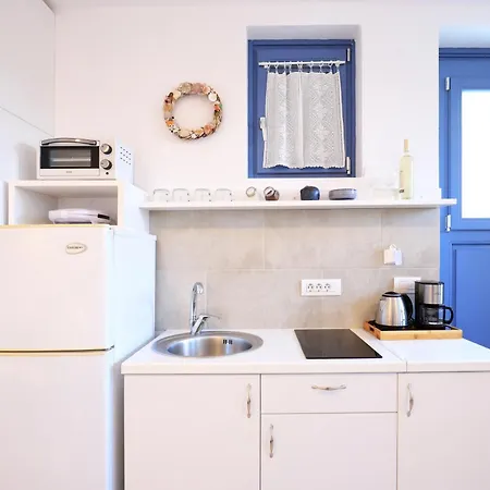 Three Art House, Floor Open Plan Studio, Open Plan Art With Front Yard In