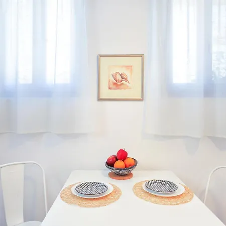 Three Art House, Floor Open Plan Studio, Open Plan Art With Front Yard In Appartement