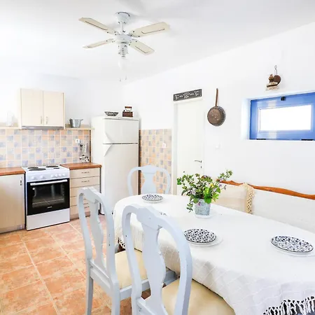 Three Art House, Floor Open Plan Studio, Open Plan Art With Front Yard In Appartement