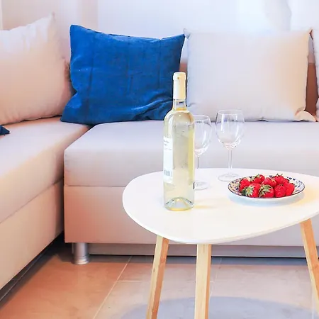 Appartement Three Art House, Floor Open Plan Studio, Open Plan Art With Front Yard In *