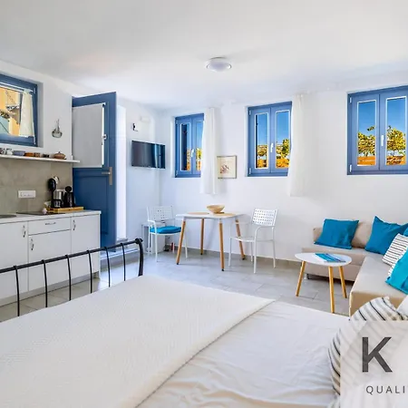 Apartment Three Art House, Floor Open Plan Studio, Open Plan Art With Front Yard In