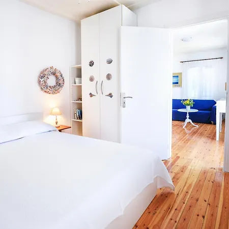 Three Art House, Floor Open Plan Studio, Open Plan Art With Front Yard In *