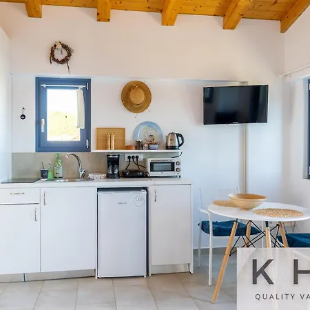 Three Art House, Floor Open Plan Studio, Open Plan Art With Front Yard In