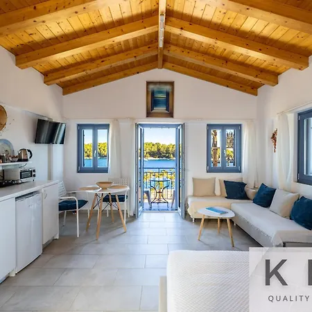 Three Art House, Floor Open Plan Studio, Open Plan Art With Front Yard In