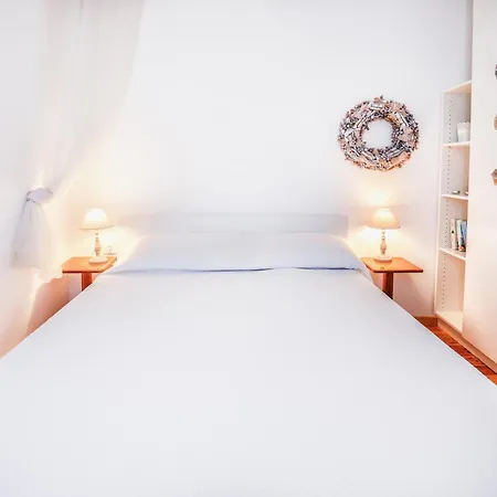 Three Art House, Floor Open Plan Studio, Open Plan Art With Front Yard In Фискардон