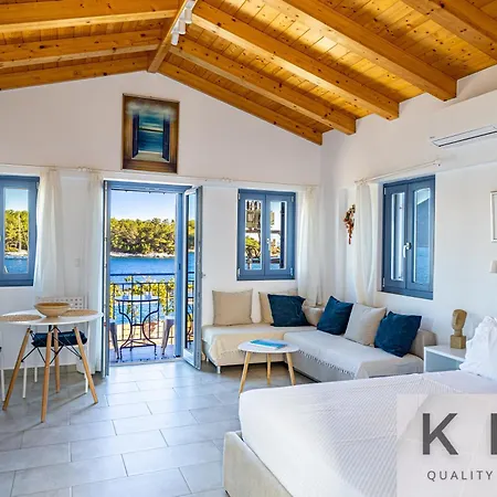 Апартаменты Three Art House, Floor Open Plan Studio, Open Plan Art With Front Yard In