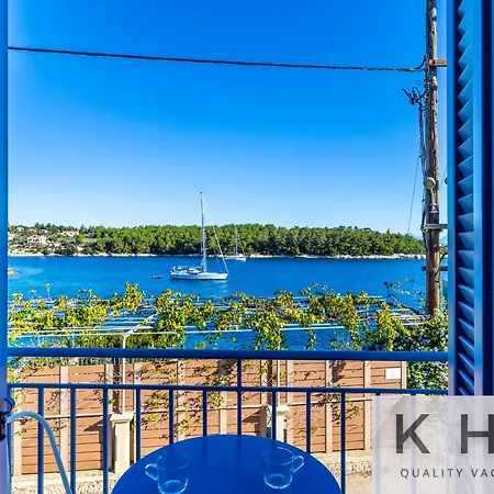 Three Art House, Floor Open Plan Studio, Open Plan Art With Front Yard In Апартаменты *