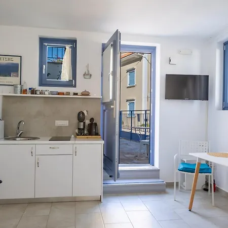 Three Art House, Floor Open Plan Studio, Open Plan Art With Front Yard In *