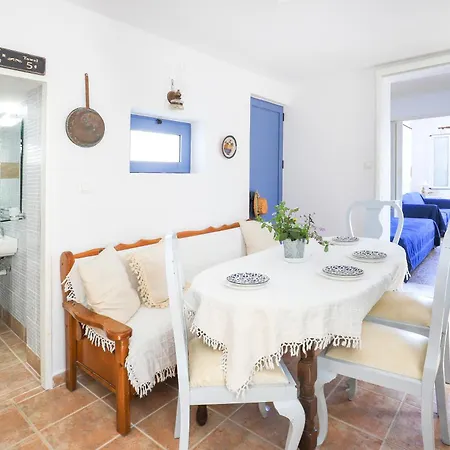 Three Art House, Floor Open Plan Studio, Open Plan Art With Front Yard In Фискардон