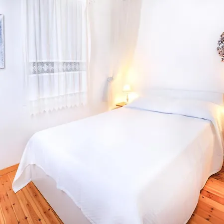 Three Art House, Floor Open Plan Studio, Open Plan Art With Front Yard In *