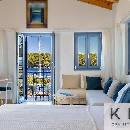 Three Art House, Floor Open Plan Studio, Open Plan Art With Front Yard In Фискардон