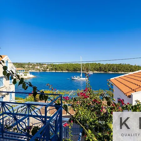 Three Art House, Floor Open Plan Studio, Open Plan Art With Front Yard In